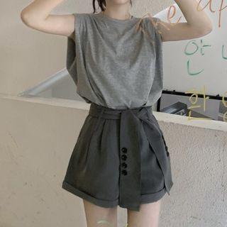 Sleeveless Plain T-shirt / High Waist Shorts