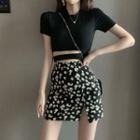 Short-sleeve Cropped T-shirt / Floral Pattern Mini Skirt