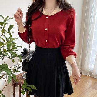 Contrast-collar Buttoned Knit Top