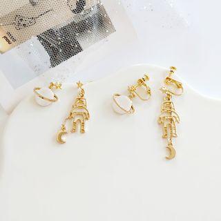 Non-matching Alloy Astronaut & Planet Dangle Earring