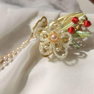 Retro Flower Faux Pearl Hair Clip 1pc - Gold & Red - One Size