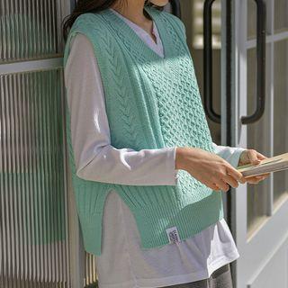 Tag-patched Slit-side Sweater Vest
