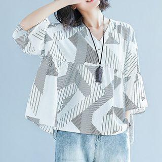 Patterned V-neck 3/4-sleeve T-shirt