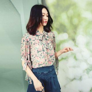 Short-sleeve Tie-neck Floral Shirt