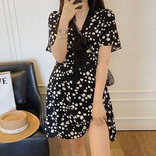 Short Sleeve Daisy Print V-neck Lace-up A-line Dress
