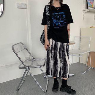 Printed Short-sleeve T-shirt / Two-tone Midi Skirt