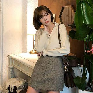 V-neck Frilled Ribbed Sweater