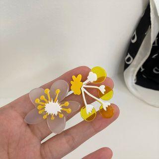 Asymmetrical Flower Stud Earring 1 Pair - Silver Stud - Yellow - One Size