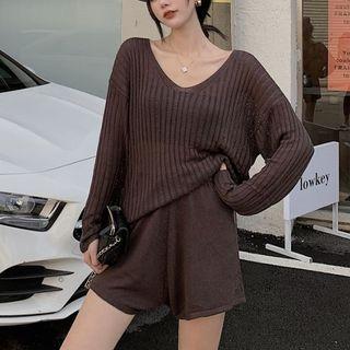 Long-sleeve V-neck Knit Top / Shorts