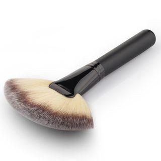Fan Makeup Brush