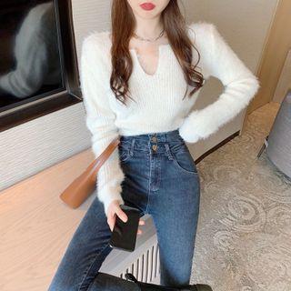 U-neck Knit Top / Slim-fit Crop Jeans