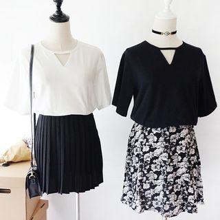 Short-sleeve Cutout-neckline Top