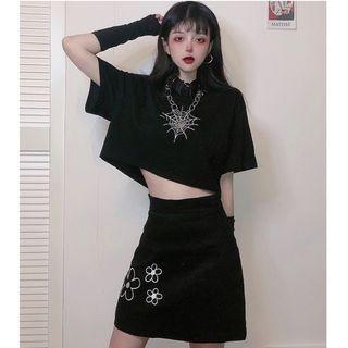 Cropped Short-sleeve T-shirt / High Waist A-line Skirt
