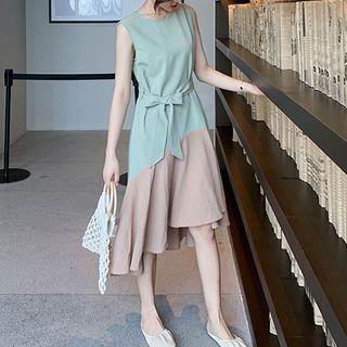 Sleeveless Two Tone Tie-waist Dip-back A-line Dress