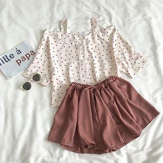 Set:printed Off-shoulder Short-sleeve Top + Plain High-waist Shorts