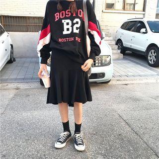Lettering Sweatshirt / Ruffle Skirt