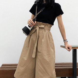 Cut Out Back Short-sleeve T-shirt / Wide Leg Capri Pants