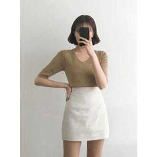 V-neck Short-sleeve Colored Knit Top