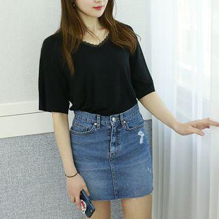 Lace-taping V-neck Loose-fit T-shirt