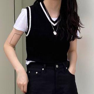 V-neck Color-block Knitted Vest Black - One Size