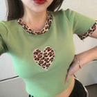 Short-sleeve Contrast Trim Heart Printed Cropped Knit Top