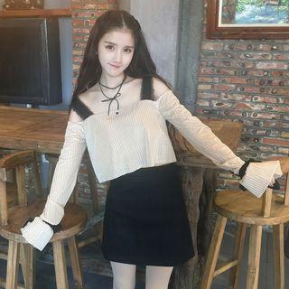 Cutout-shoulder Pleated Cropped Top