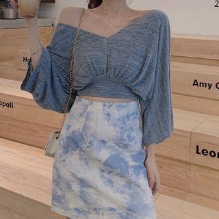 V-neck 3/4-sleeve Top / Print A-line Skirt