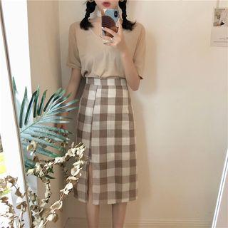 Short-sleeve T-shirt / Gingham Midi Skirt