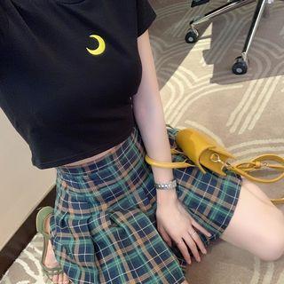 Embroidered Short-sleeve T-shirt / Plaid Pleated Skirt