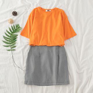 Set: Short-sleeve Plain T-shirt + Check Skirt