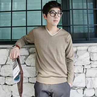 Contrast-trim V-neck Knit Top