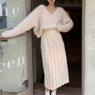 V-neck Fluffy Sweater / Midi Pencil Skirt