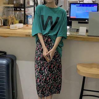 Short-sleeve Lettering T-shirt / Floral Midi Pencil Skirt