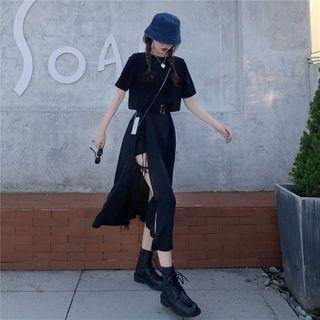 Short-sleeve Cropped T-shirt / Buckled A-line Midi Skirt