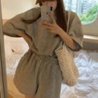Elbow-sleeve T-shirt / Sweatshorts / Set