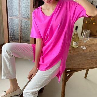 Vivid V-neck Round-hem T-shirt
