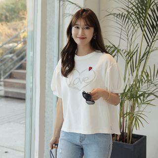 Heart-embroidered Slit-back T-shirt