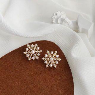 Snowflake Faux Pearl Earring