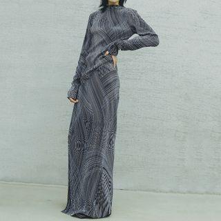 Long-sleeve Wavy Pattern T-shirt / Maxi Skirt