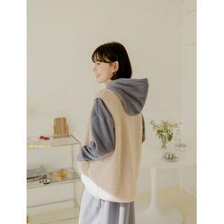 V-neck Sherpa-fleece Zip-up Vest