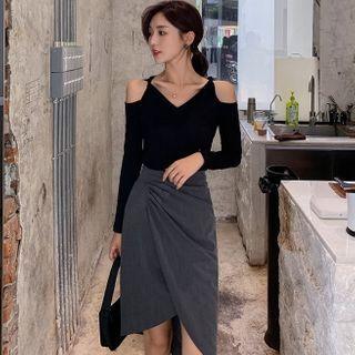 Cold Shoulder Long Sleeve V-neck T-shirt / Plain Tulip Skirt
