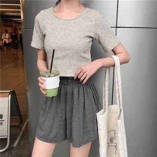Short-sleeve T-shirt / High-waist Shorts