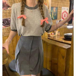 Short-sleeve Contrast Trim T-shirt / Pleated A-line Mini Skirt