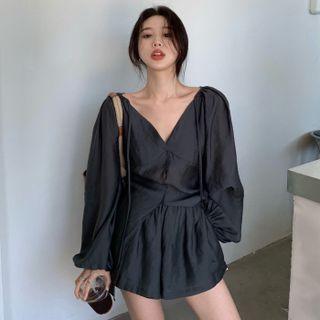 Puff-sleeve V-neck Blouse / Plain Shorts