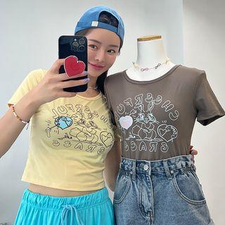 Letter Rabbit Illustrated Cropped T-shirt