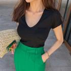 Plunge-neck Pocket-patch T-shirt