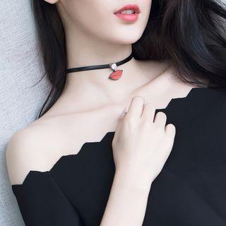 Lips Pendant Choker