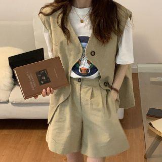 Button-up Vest / Elbow-sleeve Print T-shirt