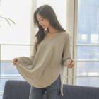 U-neck Cutout-hem T-shirt