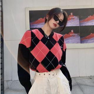 V-neck Argyle Sweater / High-waist Pants